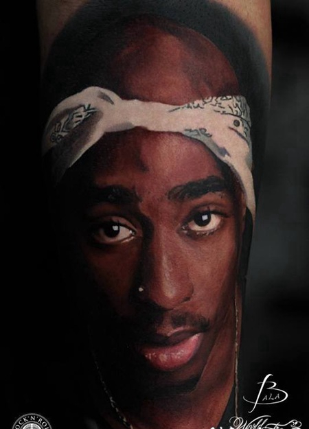 非常逼真的彩绘非洲男子肖像手臂纹身图案