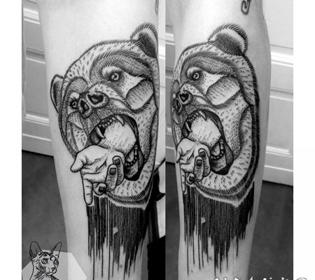 超现实主义点刺黑色手和熊头手臂纹身图案