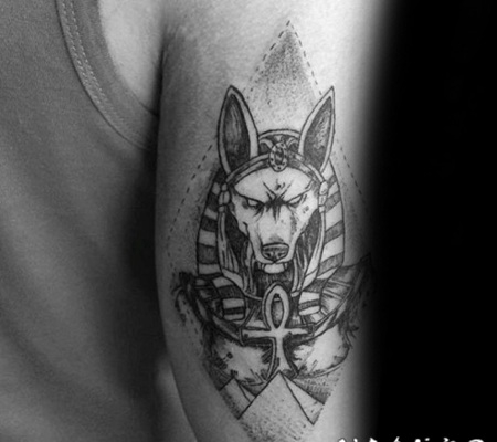 灰色埃及神像与十字架手臂纹身图案