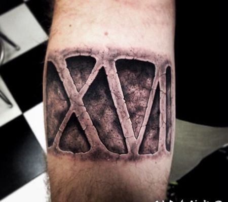 手臂石雕风格的字母纹身图案