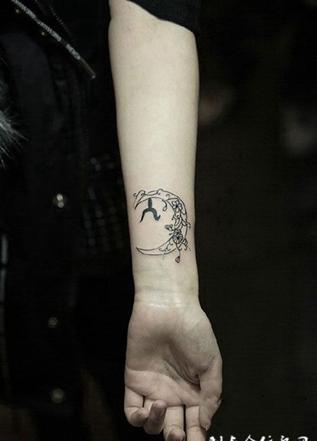 手臂上的图腾月亮纹身图案