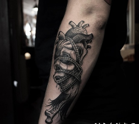 雕刻风格黑色心脏与骨头和绳子手臂纹身图案