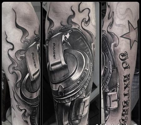 写实风格音乐耳机与字母手臂纹身图案