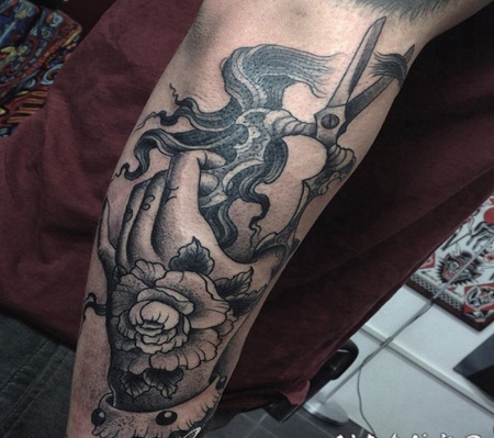 插画风格黑色手与花朵剪刀手臂纹身图案