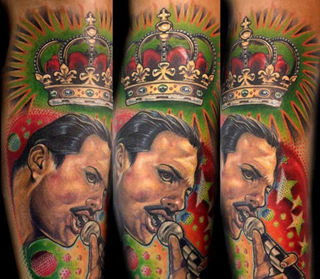 男性肖像与皇冠彩色手臂纹身图案
