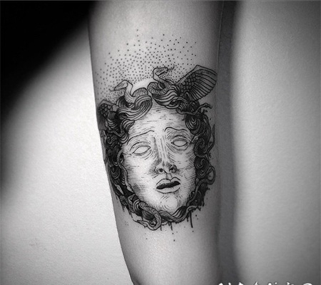 雕刻风格黑色线条美杜莎手臂纹身图案