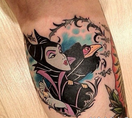 卡通风格的彩色女子与乌鸦手臂纹身图案