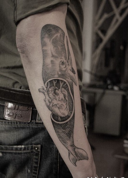 雕刻风格黑色线条鲸鱼与心脏手臂纹身图案