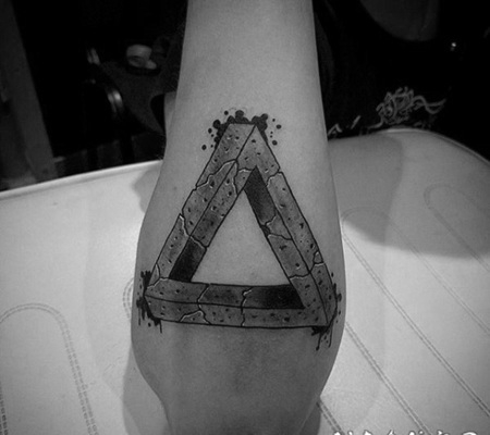 石雕风格的三角形符号手臂纹身图案