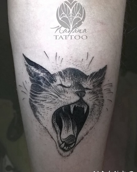 雕刻风格黑色尖叫的猫手臂纹身图案