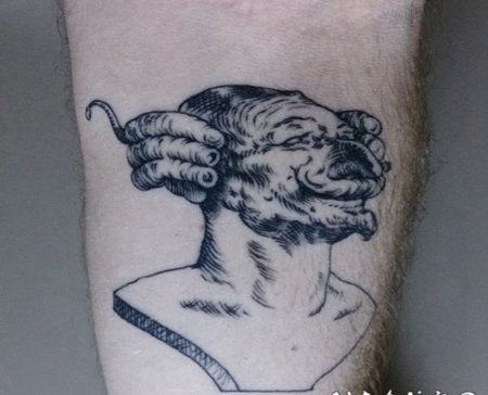 超现实主义风格的滑稽人雕像手臂纹身图案