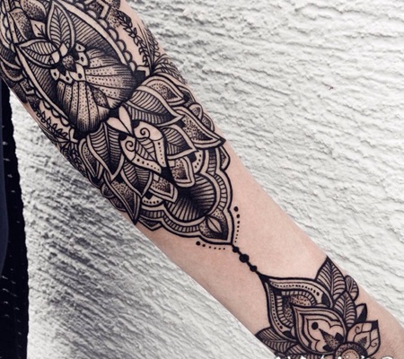 印度教风格的黑色梵花手臂纹身图案