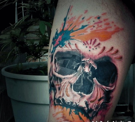 新传统风格的彩色骷髅和泼墨手臂纹身图案
