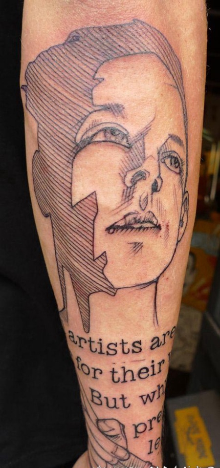 手臂黑色线条男孩肖像与字母手臂纹身图案