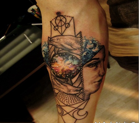 手臂彩色星空与神秘女人纹身图案
