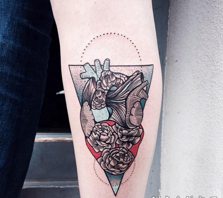 彩绘线条点刺心脏花朵手臂纹身图案