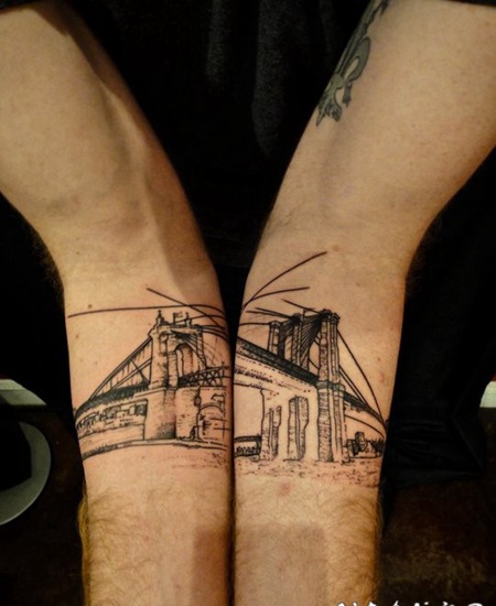 版画风格的黑色古城桥手臂纹身图案