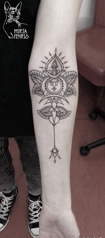 印度教风格的黑色花卉饰品手臂纹身图案