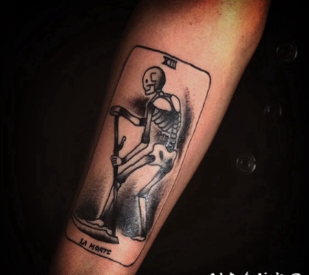 卡片式的骷髅骨架黑色手臂纹身图案