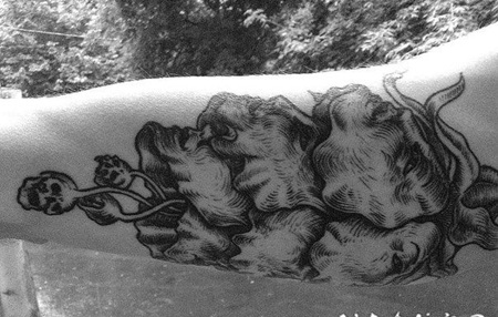 雕刻风格的黑色诡异花卉手臂纹身图案