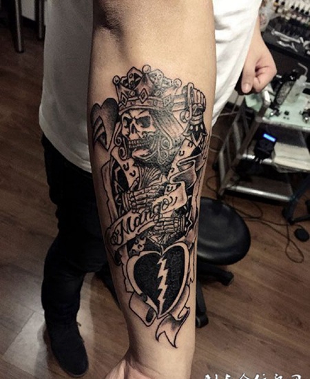 霸气十足，手臂骷髅黑桃K纹身图案