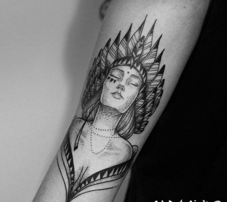 印度女人肖像黑色点刺手臂纹身图案