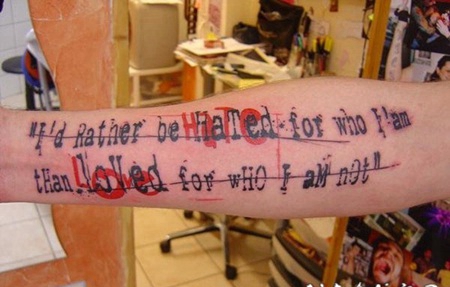 手臂彩色英文字母个性纹身图案