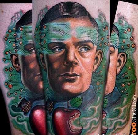 彩绘男性肖像与电子线路和苹果手臂纹身图案