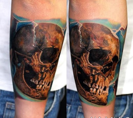 写实风格的彩色骷髅头手臂纹身图案
