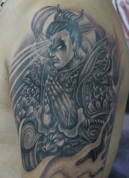 手臂黑灰二郎神纹身图案