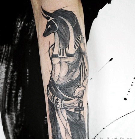 素描风格黑色埃及神像手臂纹身图案