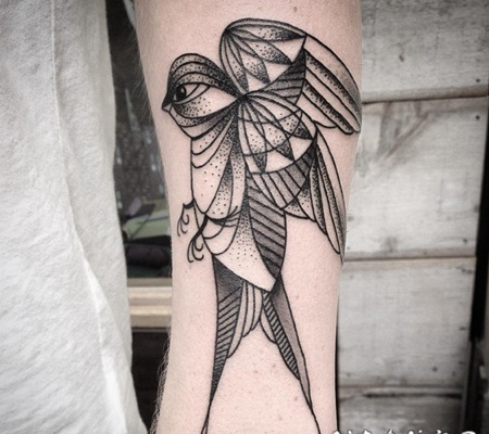 黑色雕刻风格点刺燕子手臂纹身图案