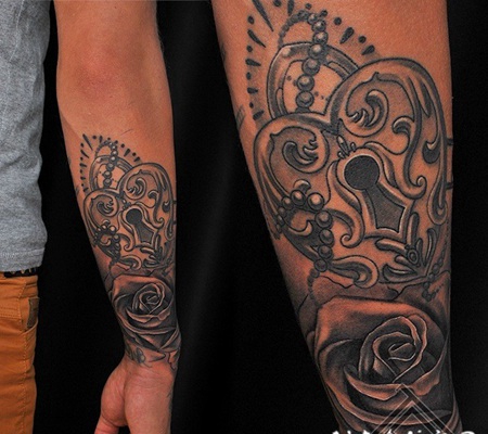 new school小臂玫瑰与心形锁纹身图案