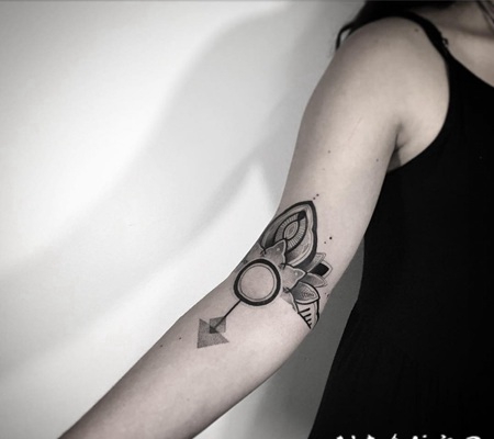 简单的黑色神秘饰品手臂纹身图案