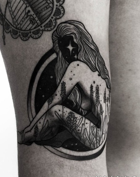 神秘黑色植物与女人手臂纹身图案