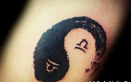 手臂黑色简约的阴阳八卦符号纹身图案