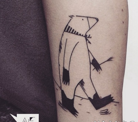 手臂黑色的大熊小清新纹身图案