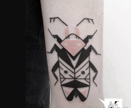 彩色个性的几何昆虫手臂纹身图案