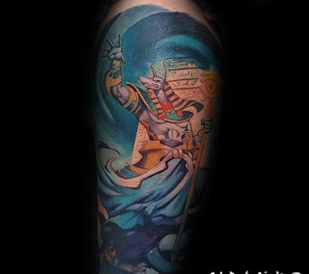 手臂卡通风格的彩色幻想埃及神像纹身图案