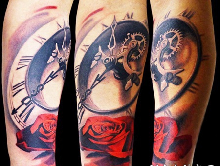 写实风格的时钟与红玫瑰手臂纹身图案