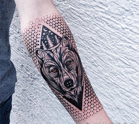 手臂新传统风格的彩色狼头装饰纹身图案