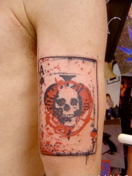 手臂水彩风格的骷髅扑克牌纹身图案