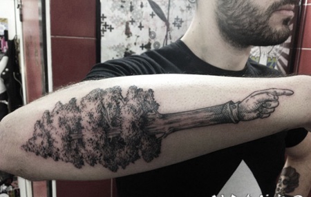 手臂黑色雕刻风格大树结合手纹身图案