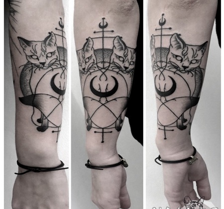 点刺风格的黑色猫和符号手臂纹身图案