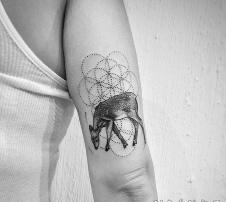 自然的黑色小鹿与圆圈手臂纹身图案