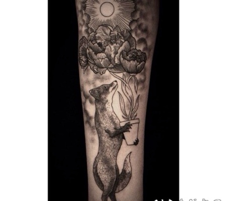 雕刻风格黑色狐狸与盆栽花朵和太阳手臂纹身图案