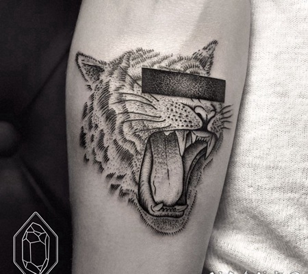 雕刻风格黑色点刺狮子头手臂纹身图案