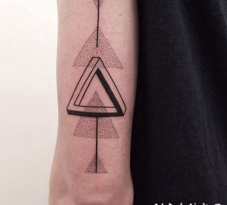 点刺风格的黑色三角形手臂纹身图案