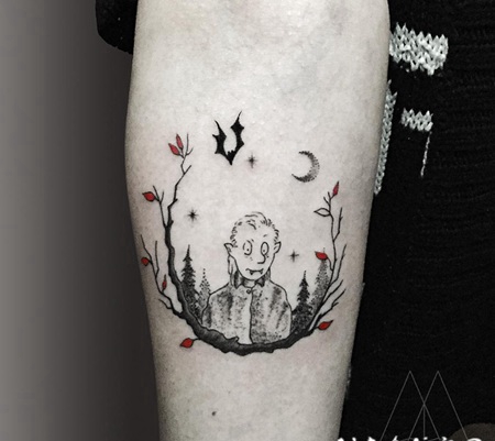 卡通风格的月亮和蝙蝠有趣的吸血鬼手臂纹身图案