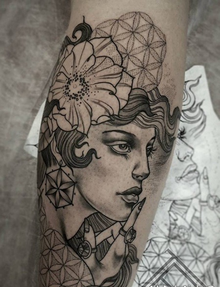 雕刻风格女人脸与花朵手臂纹身图案